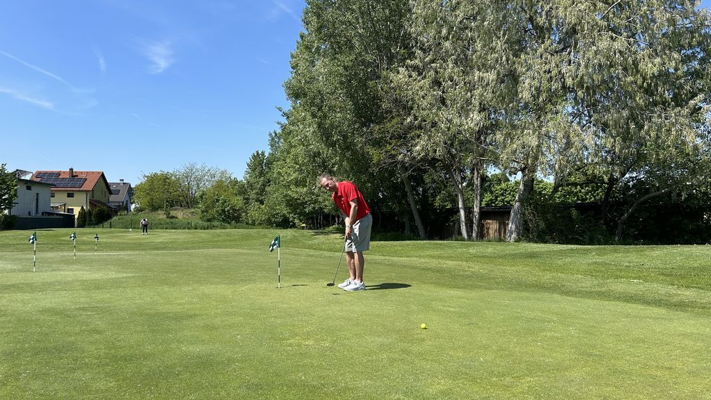 © Sebastian Posch Mann spielt Golf im Freien