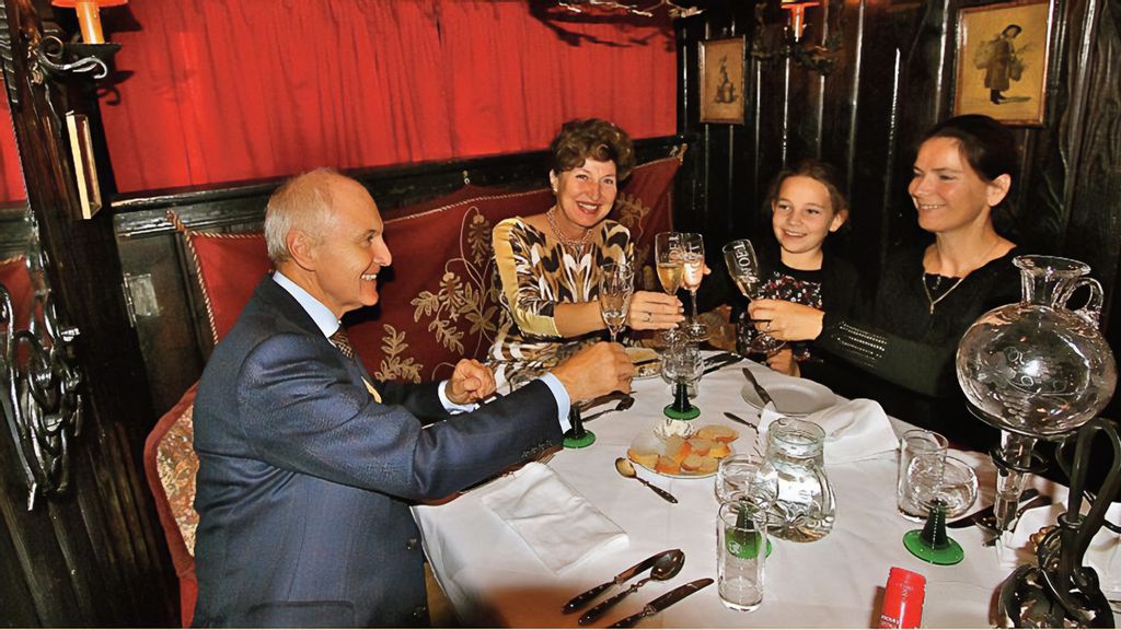 Eine Familie beim Essen im Piaristenkeller