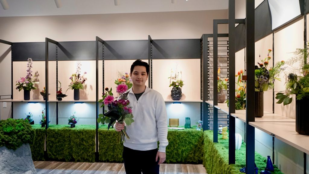 Ein Mann hält einen Blumenstrauß im Blumengeschäft