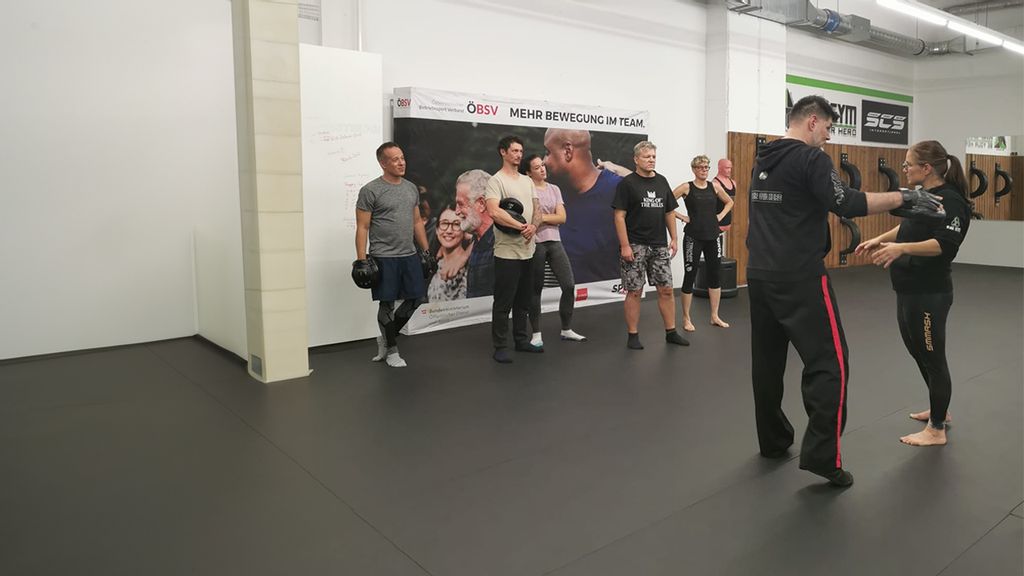 Selbstverteidigungstraining mit Trainer und einer Gruppe