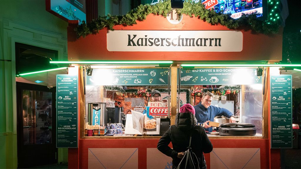 Verkäufer Kunde am Wintermarkt vor bzw. in einer Hütte