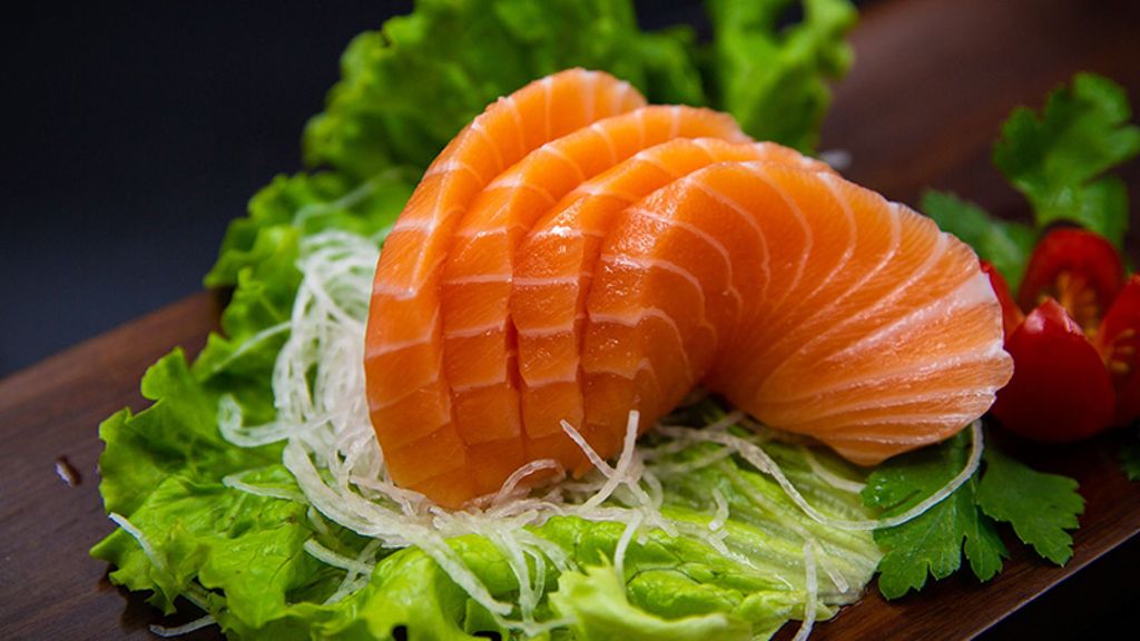 Sashimi auf Blattsalat 