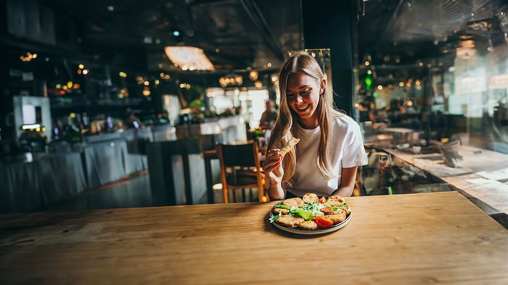 Frau isst türkische Speisen im Restaurant Kent Favoriten