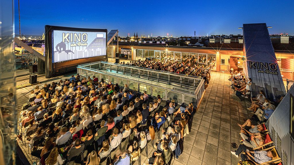 Kino am Dach mit Publikum vor Leinwand