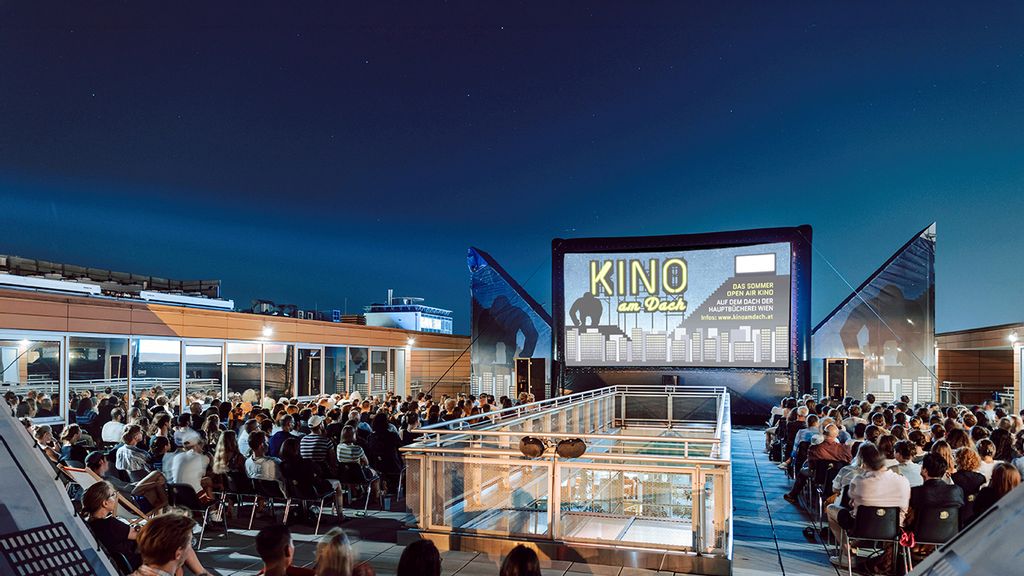 Kino am Dach mit Publikum vor Leinwand