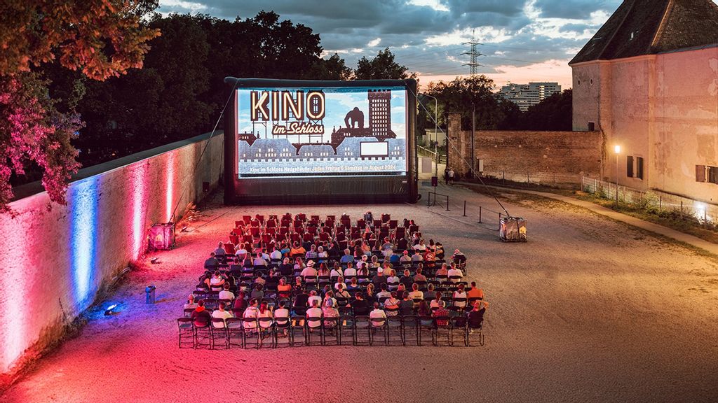 Freiluft Kino mit Publikum und Leinwand im Schloss Neugebäude