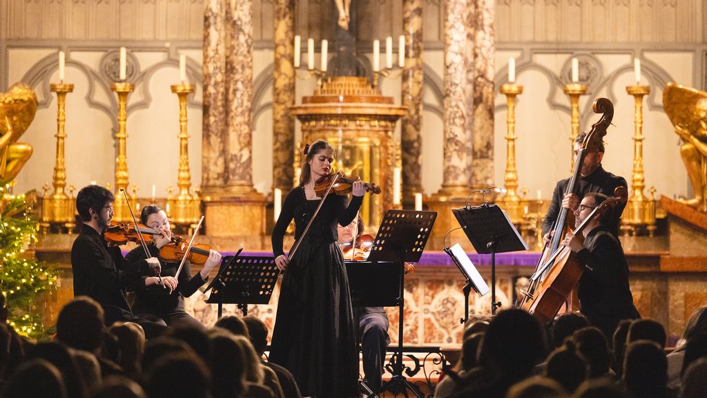 Streichquartett auf der Bühne in einer Kirche