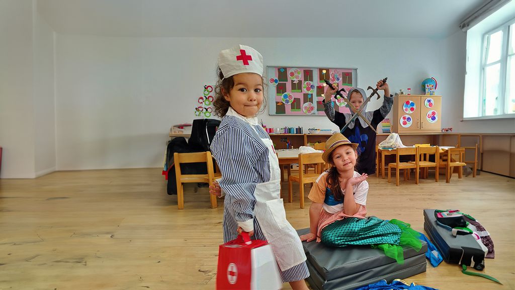 drei verkleidete Kinder in einem Spielraum