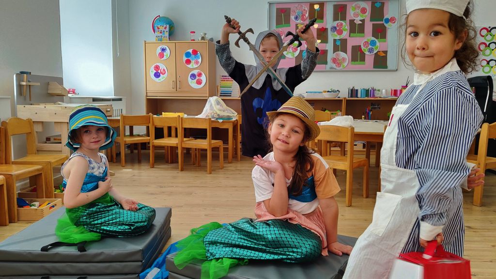 drei verkleidete Kinder in einem Spielraum