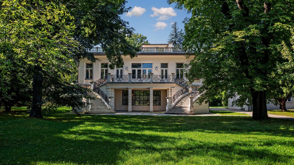 Großzügiger Garten mit der neobarocken zweigeschoßigen Klimt Villa