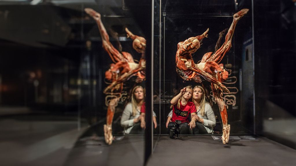 Mutter und Kind bei der Ausstellung Körperwelten