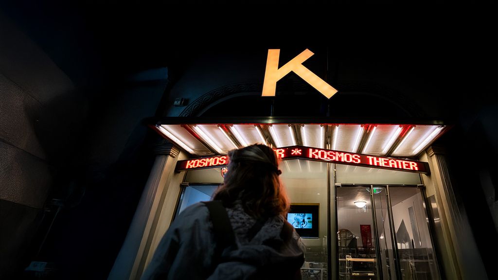 Frau steht vor dem Eingang des Kosmos Theaters