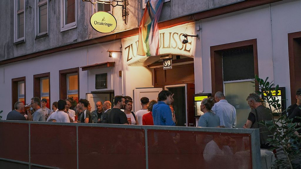 Gäste stehen vor dem Eingang der Kulisse Wien