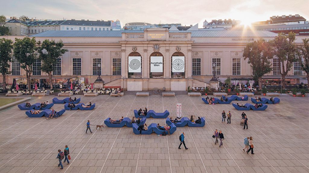 Platz vor der Kunsthalle von mehreren Personen besucht