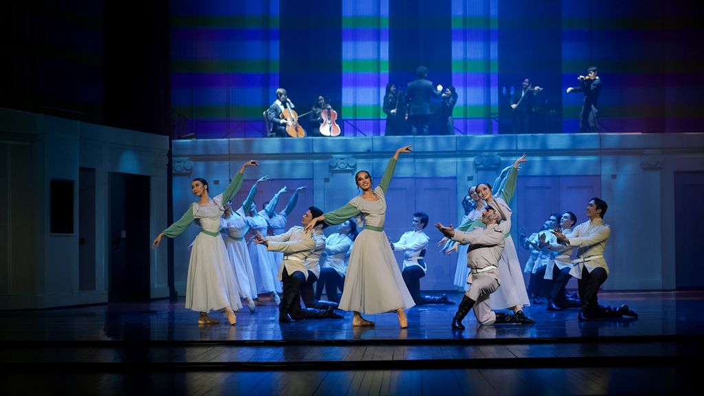 Balletttänzer*innen auf der Bühne
