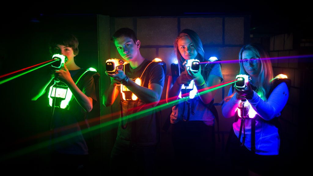 Eine Gruppe an Personen beim Lasertag