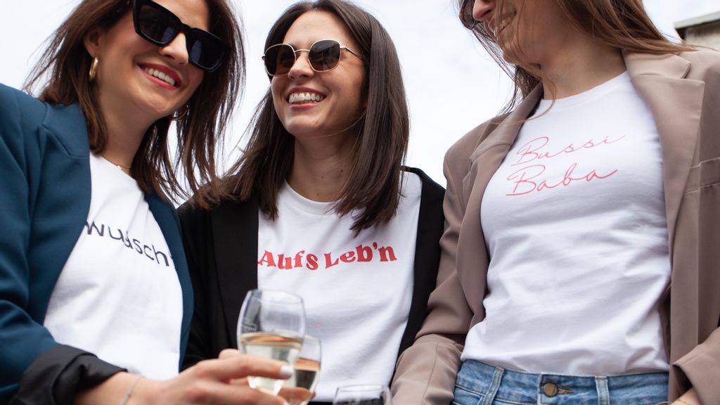 Drei Frauen tragen Shirts von Leiwande Leiberl