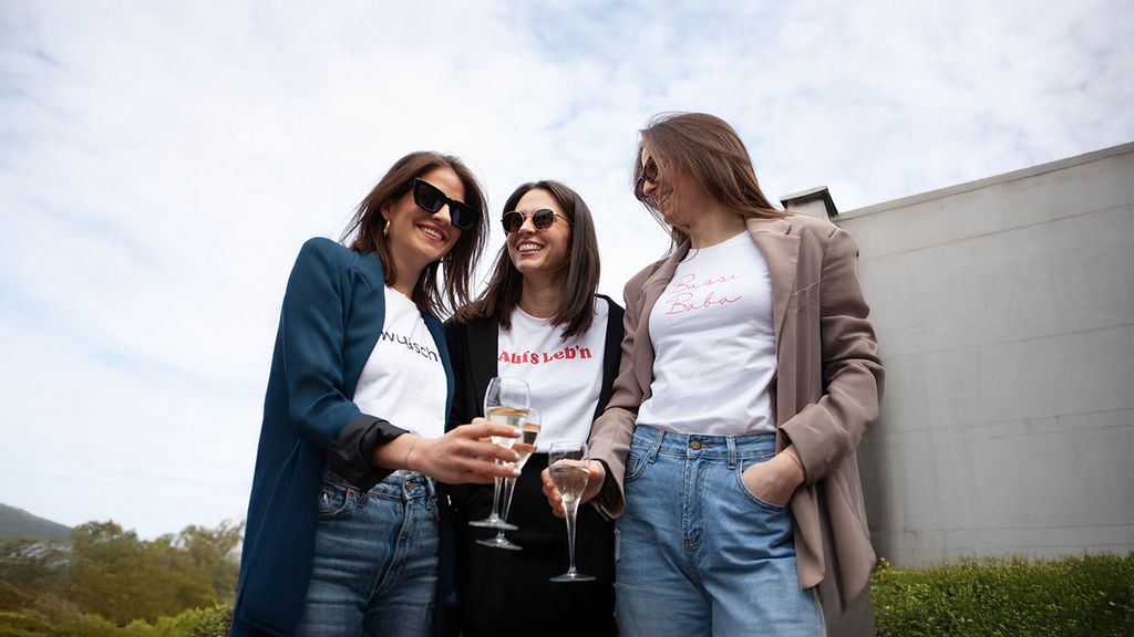 Drei Frauen tragen Shirts von Leiwande Leiberl