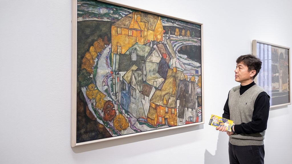 Ein Mann betrachtet ein Gemälde im Leopold Museum