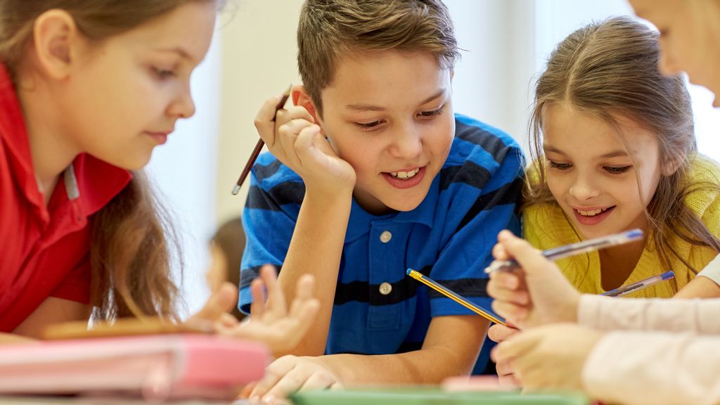 © iStock.com/dolgachov Ein Gruppe an Kindern beim gemeinsamen Lernen
