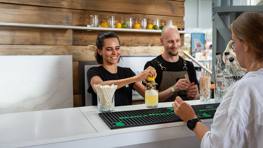 © Peter Hruska Bartenderin und Bartender beim Mixen von einem Cocktail