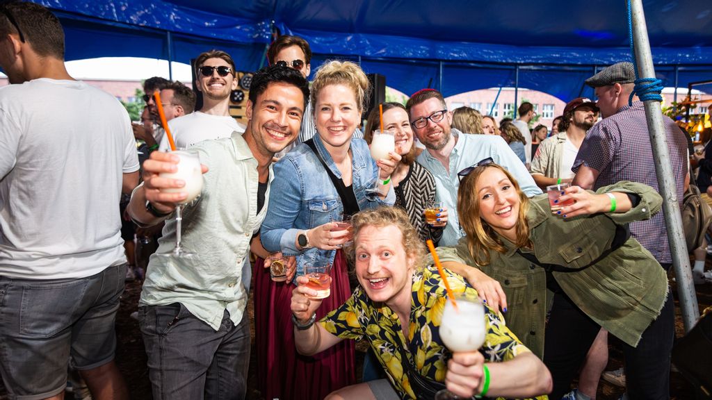 © Peter Hruska Gruppe von Besuchern beim Verkosten von unterschiedlichen Cocktails