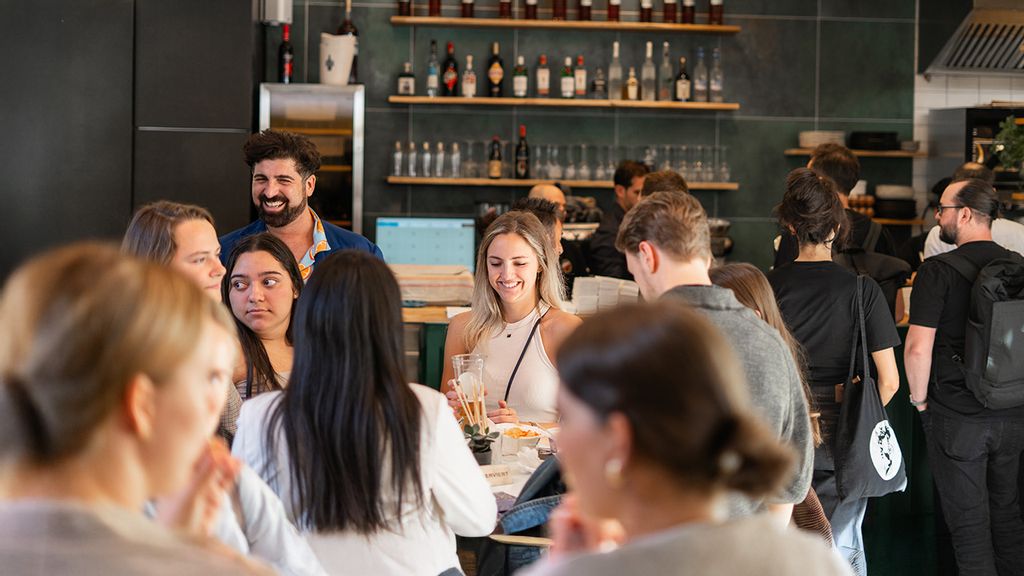 © Carlos Malko Rione Gastro OG Besucher*innen genießen Getränke und Speisen im Restaurant