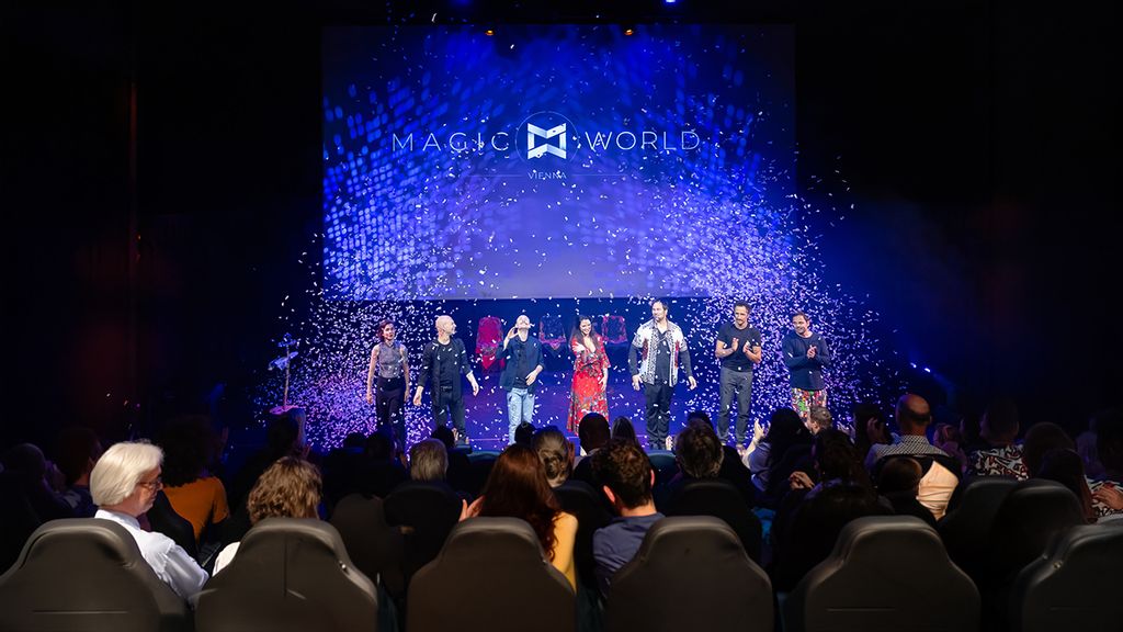 Zauberin mit pinkem Tuch auf der Bühne