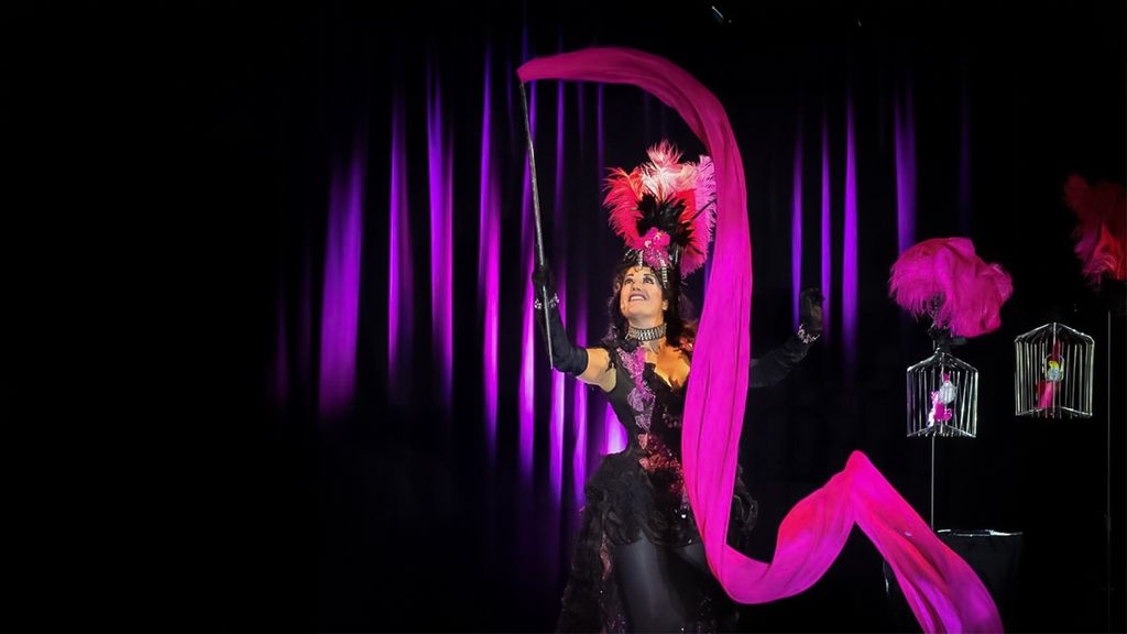 Zauberin mit pinkem Tuch auf der Bühne