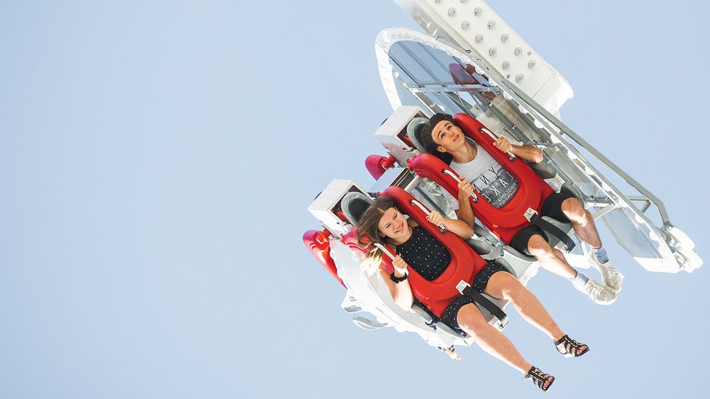 Zwei Menschen sitzen im Magischen Rotor 