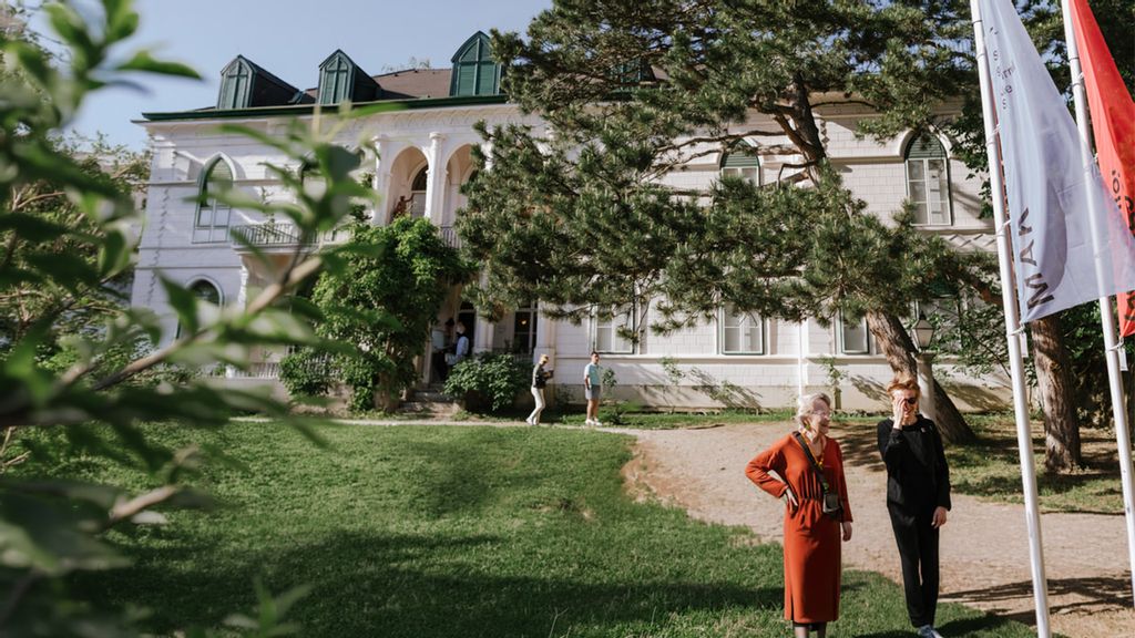 Zwei Frauen stehen im Park vom MAK Geymüllerschlössel