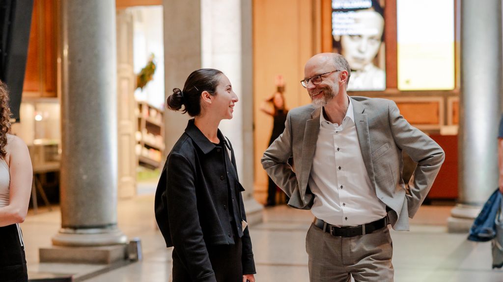 Ein Mann und eine Frau unterhalten sich in der Säulenhalle