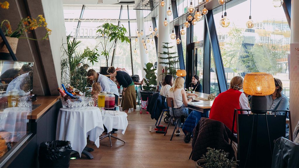 Mütter und Kinder beim Brunch in einem Café