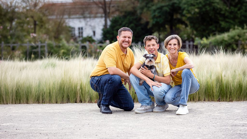 Eine Familie in gelben Shirts vor einer Wiese