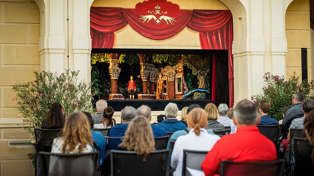 © Marionettentheater Schloss Schönbrunn Sommerbühne des Marionettentheaters im Schloss Schönbrunn vor Publikum