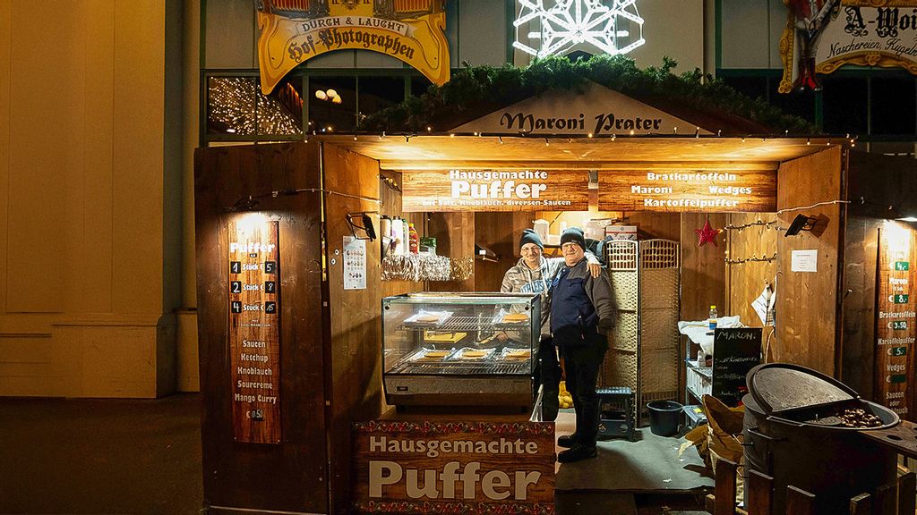 Zwei Mitarbeiter in der Hütte am Wintermarkt