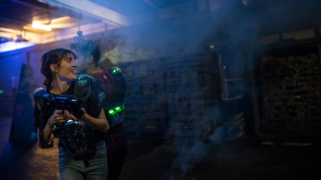 © Warda Media GmbH Eine Frau beim Lasertag Spiel