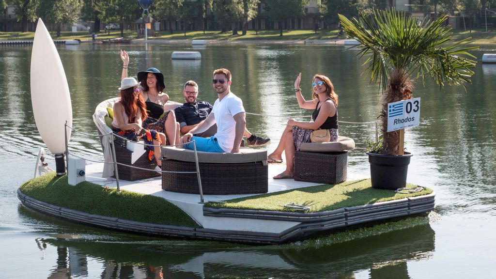 Ein Gruppe fährt auf einer Insel mit Palme auf der Alten Donau