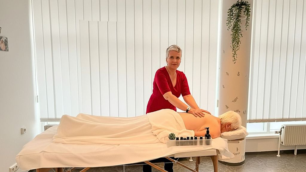© Roman Kreitmayer Eine Frau massiert eine ältere Dame mit Aromaöl