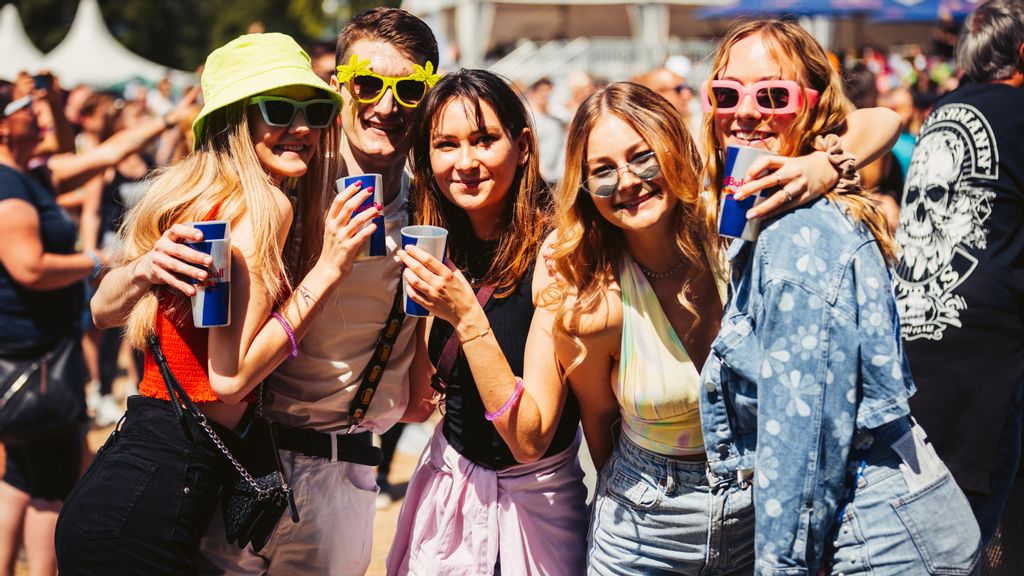 Gruppe an Personen bei einem Festival