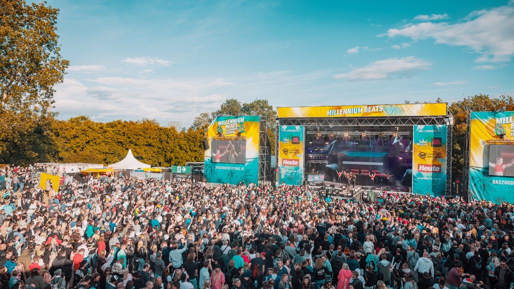 Tobendes Publikum beim Open Air Festival