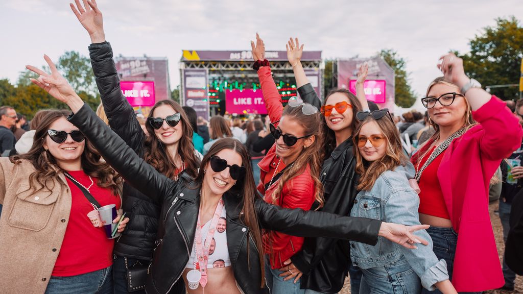 Gruppe an Personen bei einem Festival