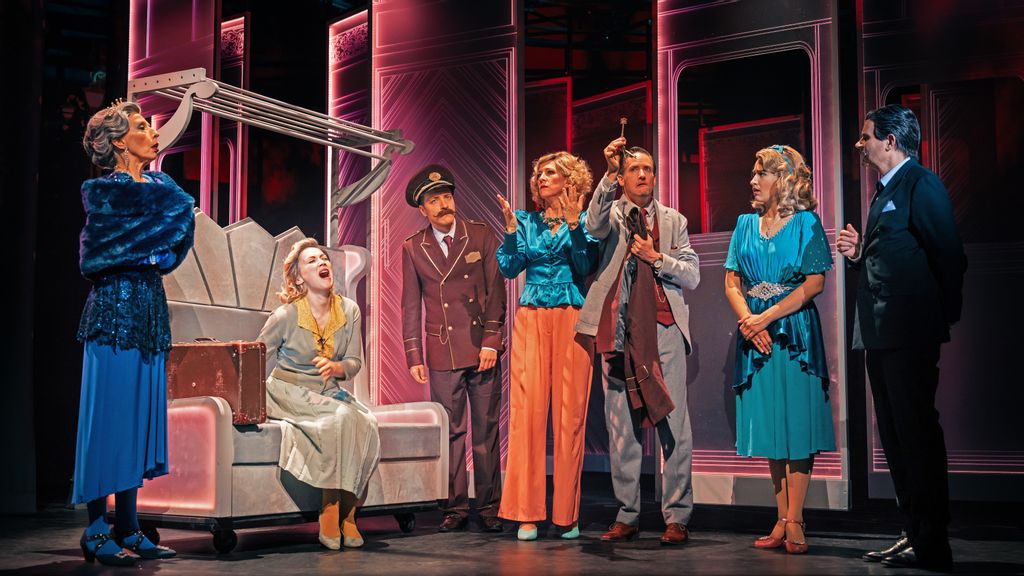 Schauspieler*innen auf der Bühne bei einem Musical