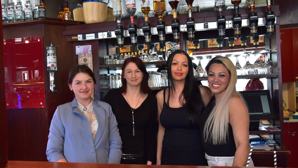 Vier Frauen hinter der Bar