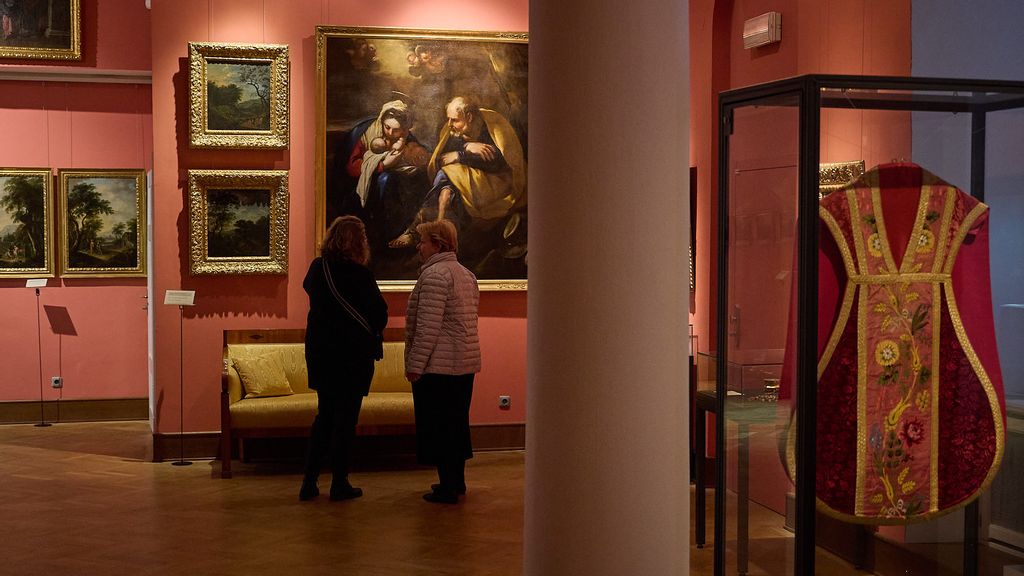 Diverse Gemälde des Klosters im Museum ausgestellt