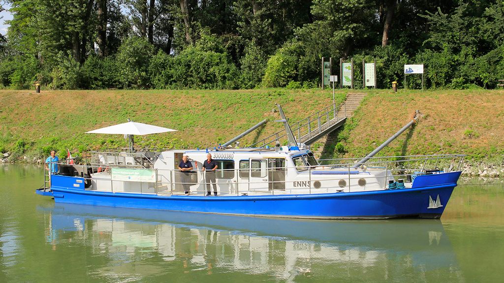 Nationalpark-Boot auf seiner Reise in die Lobau