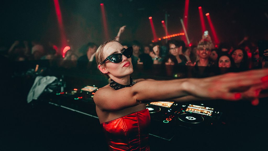 © O - der Klub DJane im O - der Klub mit tanzenden Gästen