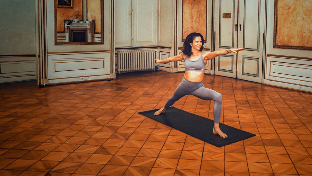 Eine Frau beim Yoga im Palais Auersperg