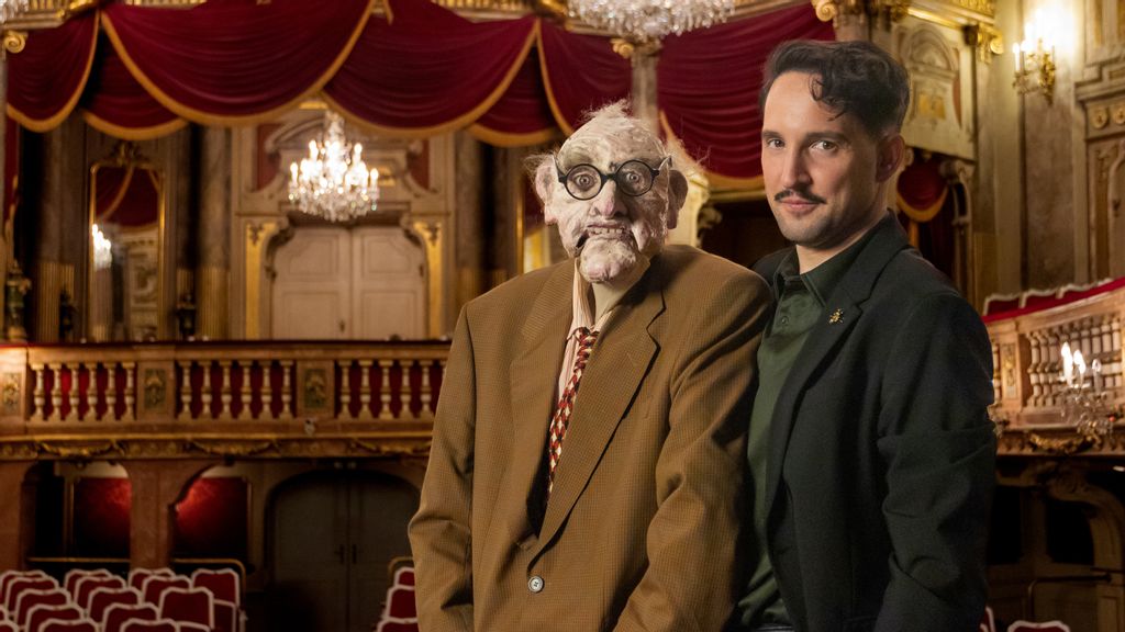Schauspieler Nikolaus Habjan mit einer charakteristischen Puppe im Schlosstheater Schönbrunn