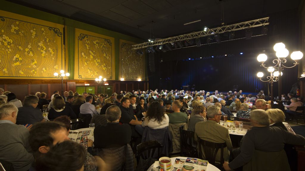 Publikum blickt auf Bühne des Orpheums